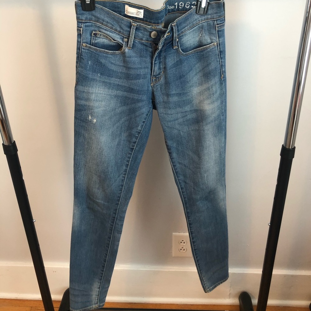 Gap women’s light wash skinny jeans - size 26r